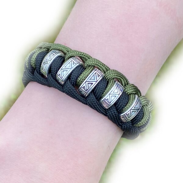 Armbånd flettet med metallringer - Image 2