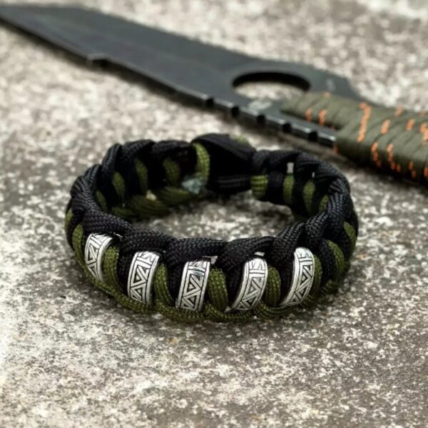 Armbånd flettet med metallringer