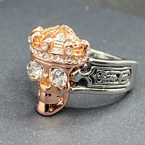 Ring med hodeskalle med blingfaktor