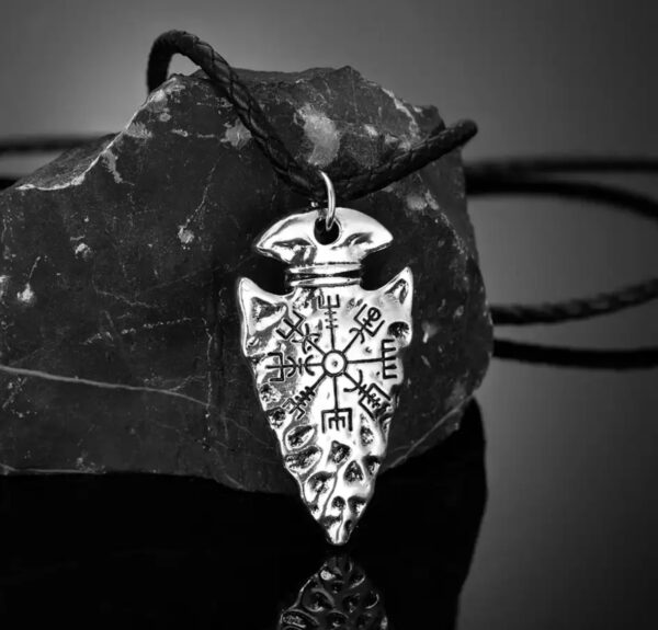 Lærhalsbånd pilspiss Vegvisir